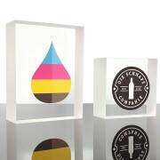 Acrylglas Logoblock mit 5C Digitaldruck 60 x 90mm  / 20mm Materialstärke satinierte Kanten Druck auf Rückseite / Spiegeldruck